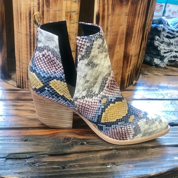 One left 💜Multi Color Snake Print bootie - Picture 5 of 5